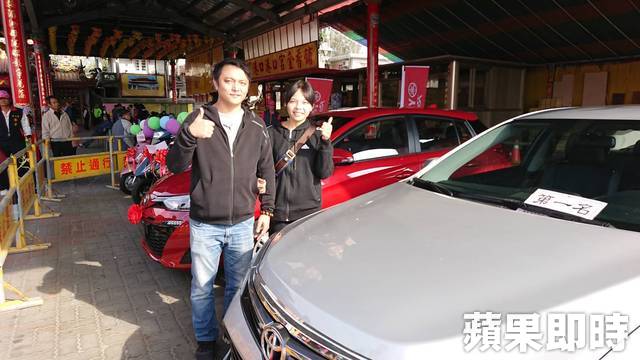 媽祖添嫁妝！準新娘「婚前走春」手氣旺  「連擲11聖筊」贏得80萬轎車狂喊：真的聽到心聲了