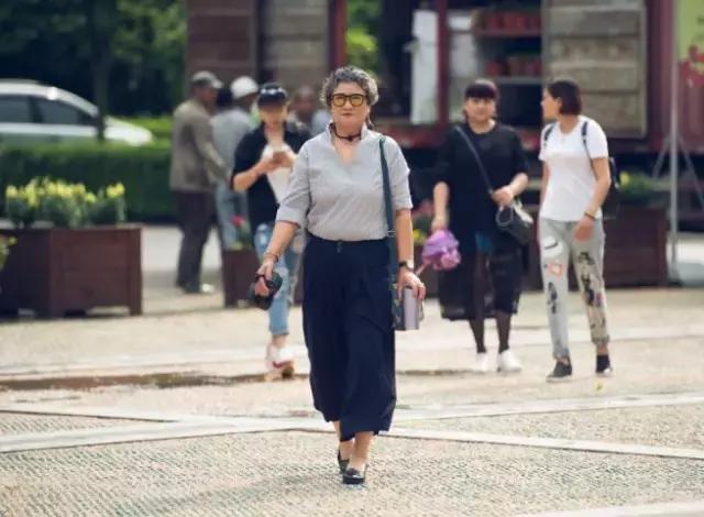 人生就該這樣活！4位老太太「賞花美照成網紅」：優雅老去活出自己的精采