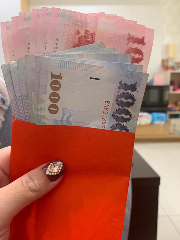 老公出門塞超厚一包！她打開是「6600元情人節大紅包」爽翻　一抽出來「神展開」秒變臉：拎阿嬤勒