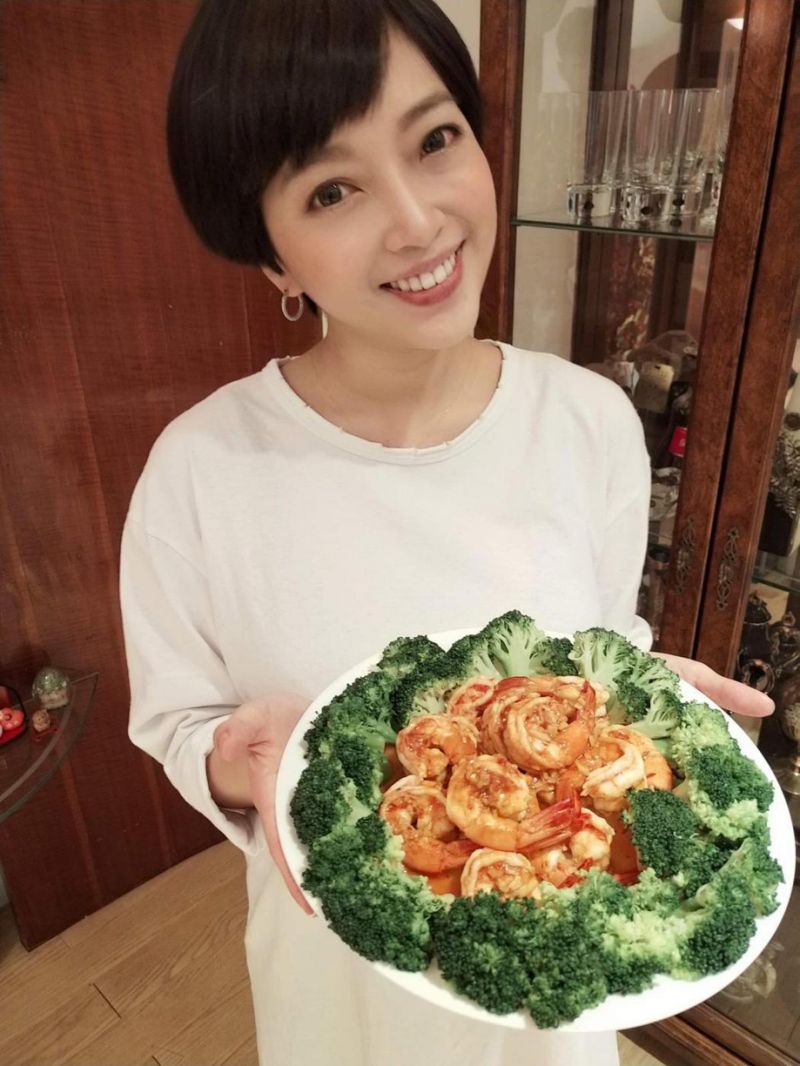 到夫家過年！35歲女星年夜飯「見婆婆起爭執」瞬間嚇傻　半夜2點「呆坐客廳」哭了：我想回娘家....