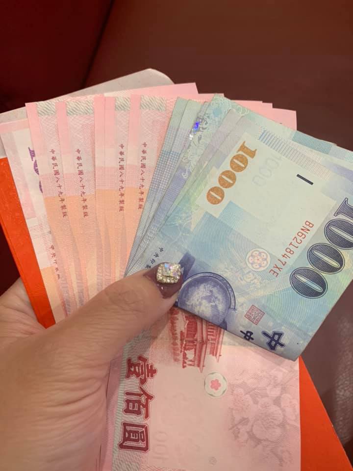 老公出門塞超厚一包！她打開是「6600元情人節大紅包」爽翻　一抽出來「神展開」秒變臉：拎阿嬤勒