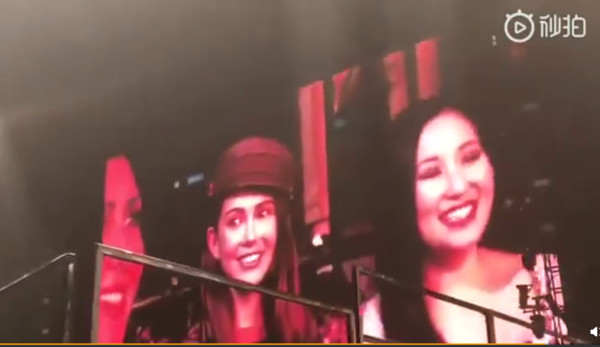 周董演唱會突喊「後面坐一個很漂亮的女生!」 下秒「鏡頭一轉後面」全場尖叫:花式灑狗糧❤
