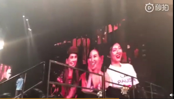 周董演唱會突喊「後面坐一個很漂亮的女生!」 下秒「鏡頭一轉後面」全場尖叫:花式灑狗糧❤