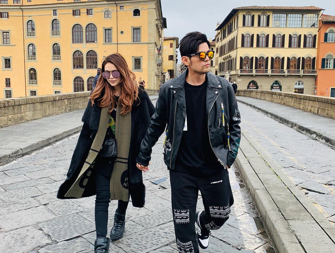 周董演唱會突喊「後面坐一個很漂亮的女生!」 下秒「鏡頭一轉後面」全場尖叫:花式灑狗糧❤