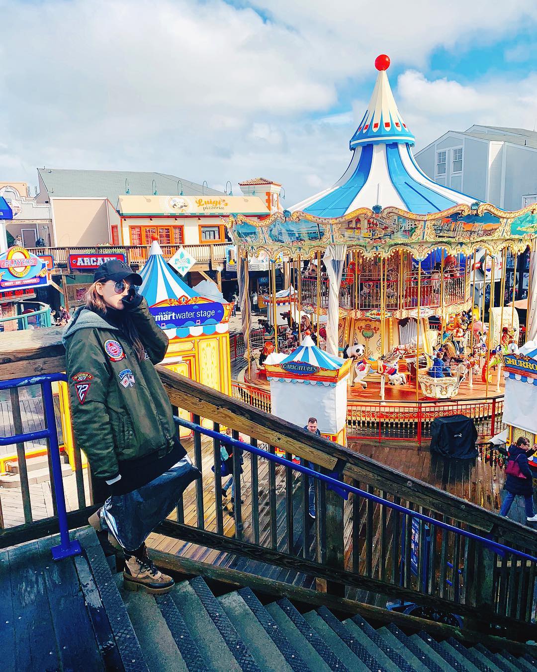 周董演唱會突喊「後面坐一個很漂亮的女生!」 下秒「鏡頭一轉後面」全場尖叫:花式灑狗糧❤