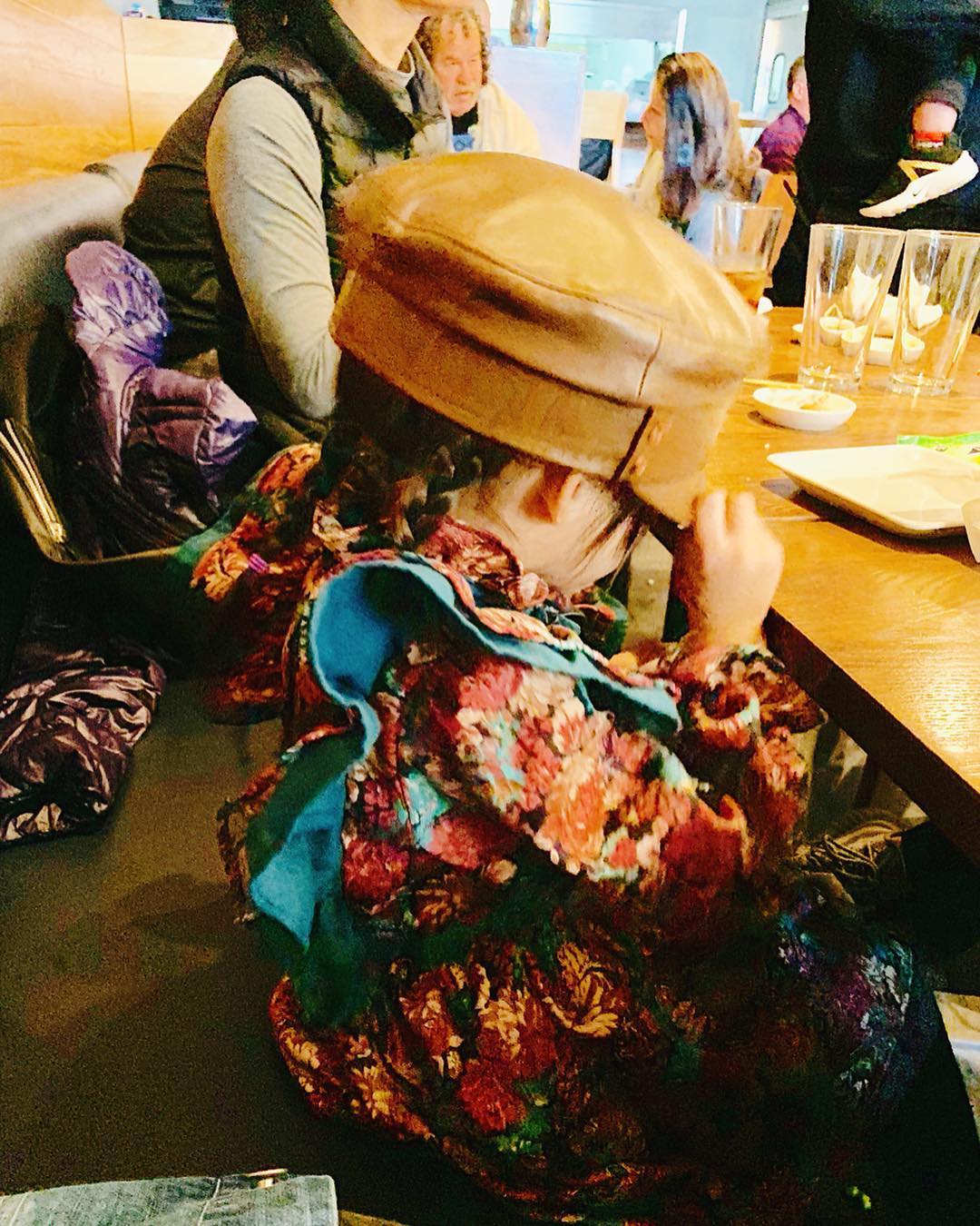 周董演唱會突喊「後面坐一個很漂亮的女生!」 下秒「鏡頭一轉後面」全場尖叫:花式灑狗糧❤