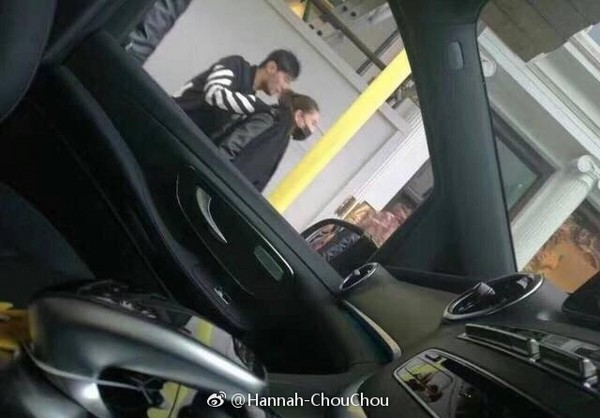 周董演唱會突喊「後面坐一個很漂亮的女生!」 下秒「鏡頭一轉後面」全場尖叫:花式灑狗糧❤