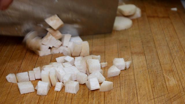 杏鮑菇切一切，又香又入味，口感比肉好   每次做兩盤都不夠吃
