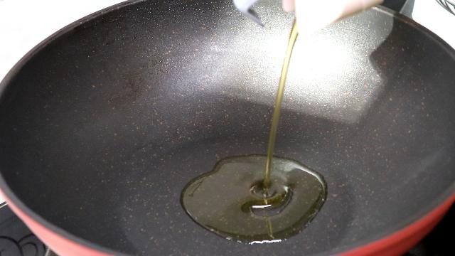 杏鮑菇切一切，又香又入味，口感比肉好   每次做兩盤都不夠吃