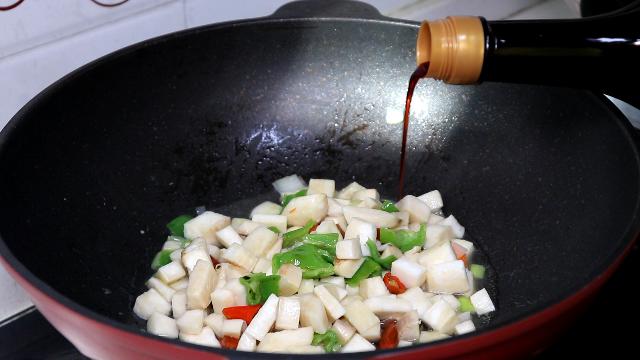杏鮑菇切一切，又香又入味，口感比肉好   每次做兩盤都不夠吃