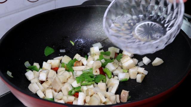 杏鮑菇切一切，又香又入味，口感比肉好   每次做兩盤都不夠吃