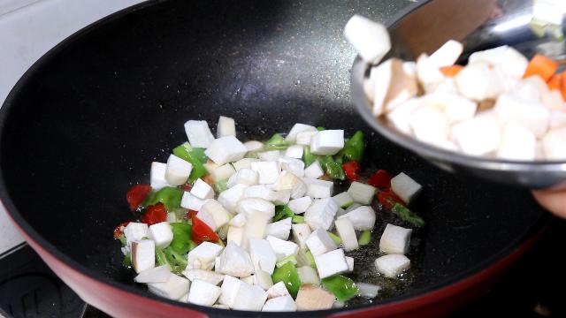 杏鮑菇切一切，又香又入味，口感比肉好   每次做兩盤都不夠吃