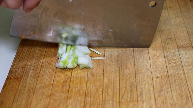 杏鮑菇切一切，又香又入味，口感比肉好   每次做兩盤都不夠吃