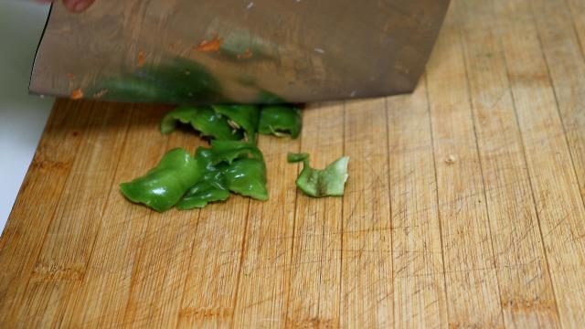 杏鮑菇切一切，又香又入味，口感比肉好   每次做兩盤都不夠吃