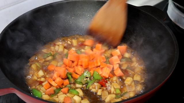杏鮑菇切一切，又香又入味，口感比肉好   每次做兩盤都不夠吃