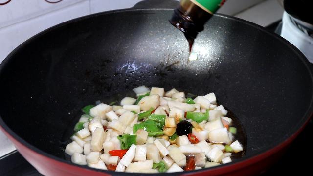 杏鮑菇切一切，又香又入味，口感比肉好   每次做兩盤都不夠吃