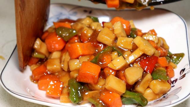 杏鮑菇切一切，又香又入味，口感比肉好   每次做兩盤都不夠吃