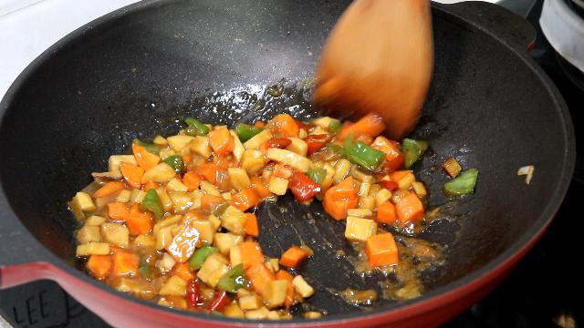 杏鮑菇切一切，又香又入味，口感比肉好   每次做兩盤都不夠吃