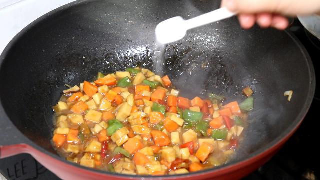 杏鮑菇切一切，又香又入味，口感比肉好   每次做兩盤都不夠吃