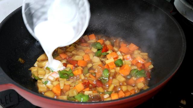 杏鮑菇切一切，又香又入味，口感比肉好   每次做兩盤都不夠吃