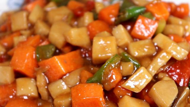 杏鮑菇切一切，又香又入味，口感比肉好   每次做兩盤都不夠吃