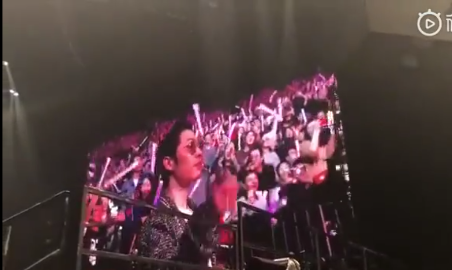 周董演唱會突喊「後面坐一個很漂亮的女生!」 下秒「鏡頭一轉後面」全場尖叫:花式灑狗糧❤