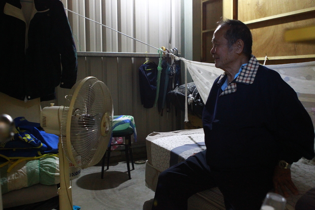 兒子為娶妻冷眼對待！7旬爺爺淚嘆「我是負擔...」  獨自北上求溫飽燦笑「一個人也很好」眾人淚崩