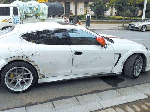 丈夫兒子意外離去！老婦收破爛「刮花豪車」掏錢時掉出一物　車主一瞧忙磕頭喊：媽媽