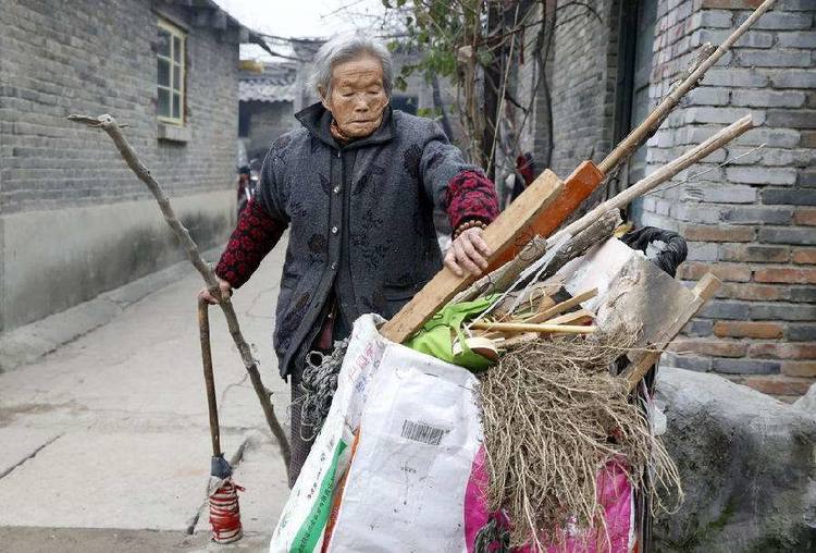 丈夫兒子意外離去！老婦收破爛「刮花豪車」掏錢時掉出一物　車主一瞧忙磕頭喊：媽媽