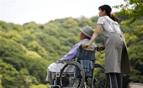 請保姆照顧失禁的父親！保姆來後卻「從未尿過褲子」女兒驚奇「裝監控一看」哭了