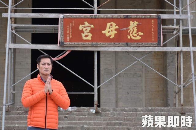 黃建群體恤妻子「豪送1500萬房＋一輛車」！「當廟公」狂瘦陪伴2女兒：她15歲我都70了