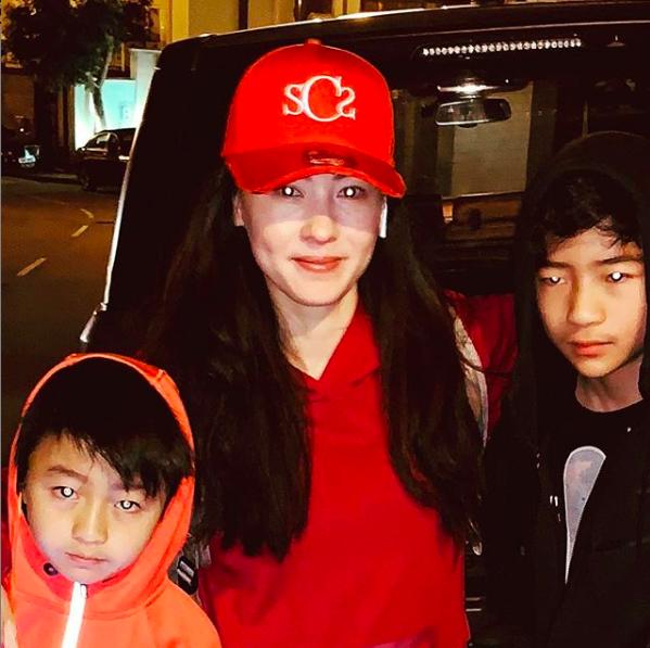 張柏芝開心秀出「豪華新房」還附泳池!帶兩兒拜年:大的像謝霆鋒,小的像張柏芝