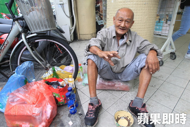 偉大的善者！台鐵退休公務員「4年募捐53萬」  蹲坐街角「誓捐200萬只為蓋醫院」眾人淚讚