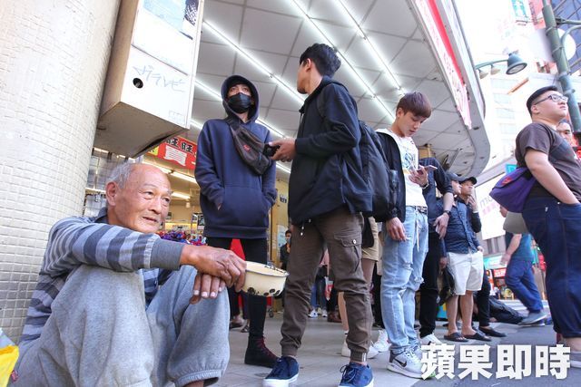 偉大的善者！台鐵退休公務員「4年募捐53萬」  蹲坐街角「誓捐200萬只為蓋醫院」眾人淚讚