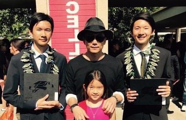 從替身進軍好萊塢！「常威」鄒兆龍淚謝「太太鼓勵學英文」  雙胞胎帥兒亮相惹注目