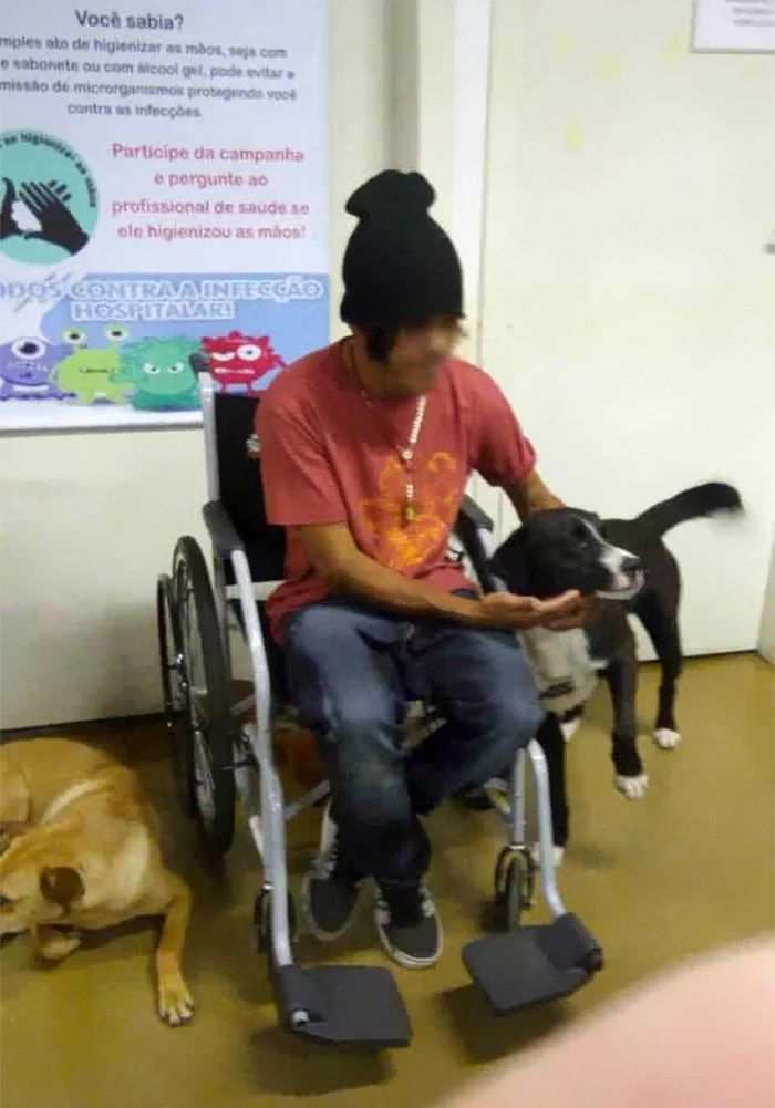 凌晨三點！醫院來了一個“流浪漢”醫生們卻被門外的情景打動了