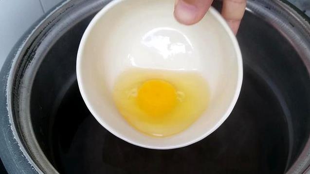 水煮荷包蛋容易散開？再多加一個「小動作」荷包蛋個個完整好看