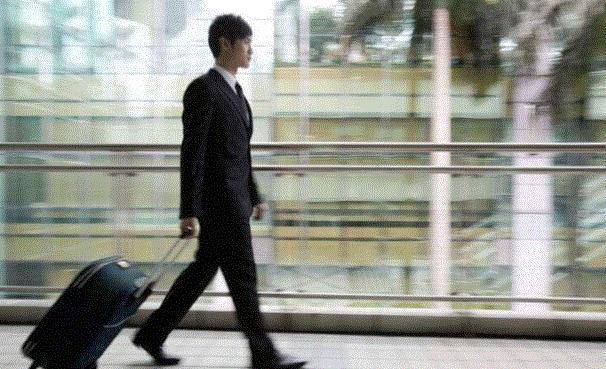 母親早逝童年難過！他娶妻下班回家「發現妻子給繼母洗腳」　衝過去踢翻腳盆「帶妻子搬走」
