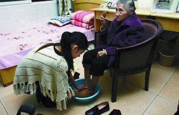 母親早逝童年難過！他娶妻下班回家「發現妻子給繼母洗腳」　衝過去踢翻腳盆「帶妻子搬走」