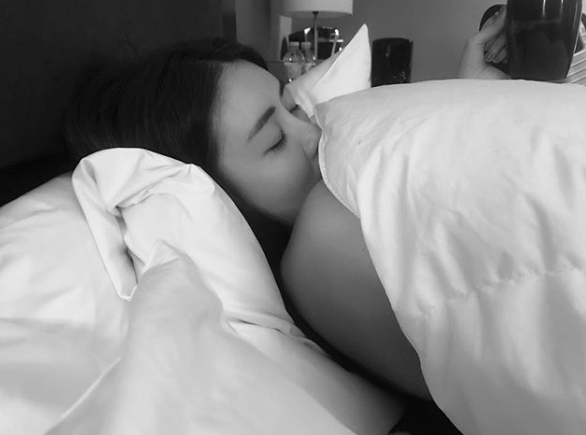 賴琳恩「情人節曬床照」撒嬌:不想起床! 老公陳乃榮「超甜一招制服」被讚翻:老公就要嫁這種❤