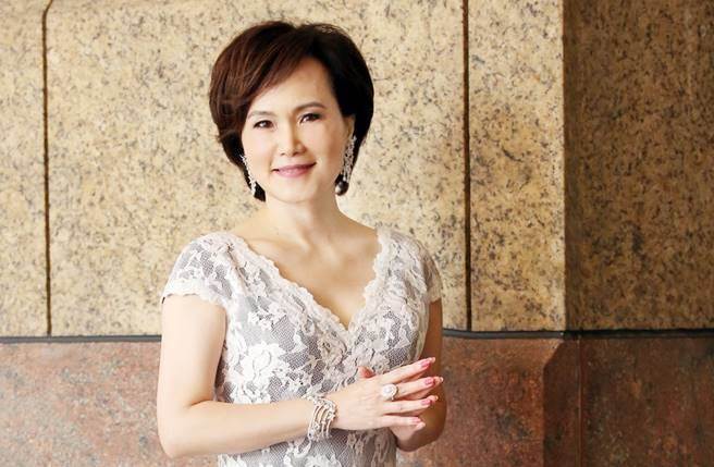 沈春華「歡慶60大壽」美女主播全到齊！結婚20多年「與老公普吉島銀婚」一家4口超幸福