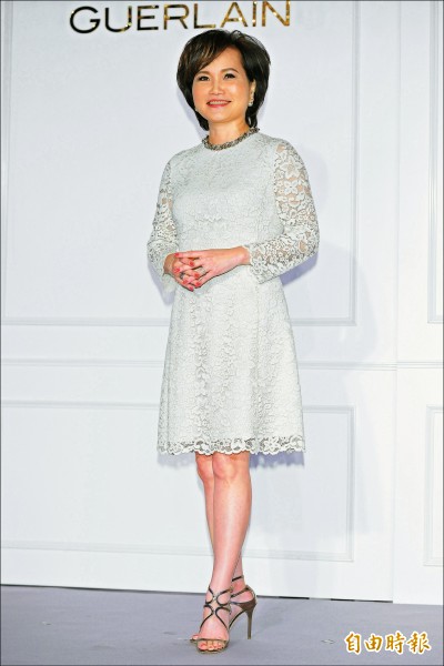 沈春華「歡慶60大壽」美女主播全到齊！結婚20多年「與老公普吉島銀婚」一家4口超幸福