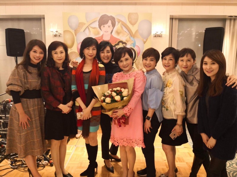 沈春華「歡慶60大壽」美女主播全到齊！結婚20多年「與老公普吉島銀婚」一家4口超幸福