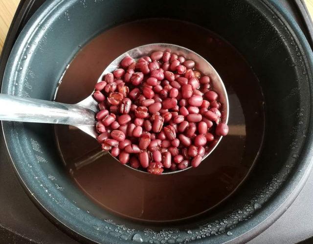 70歲阿嫲煮紅豆小方法，只需多加這一步，煮出又香又濃「紅豆沙」！