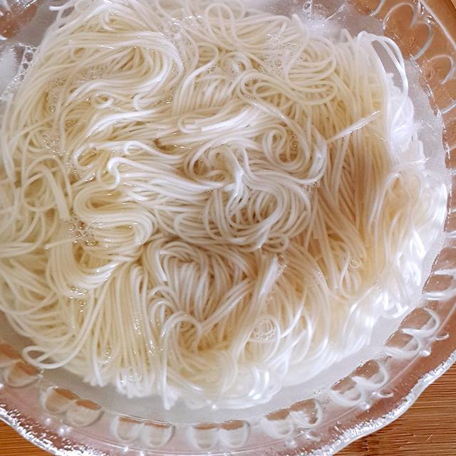 只需要3分鐘教你做一道筋道不黏的「蔥油拌麵」家人都說真香