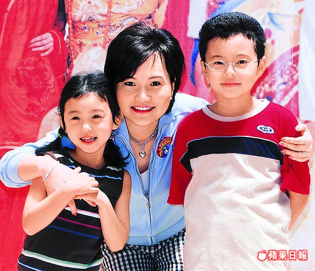 沈春華「歡慶60大壽」美女主播全到齊！結婚20多年「與老公普吉島銀婚」一家4口超幸福