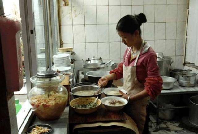 妹妹打工掙錢養哥哥，哥發達後不認妹妹，一年後看到信，妹妹愣了