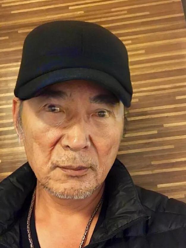 焦恩俊發文稱熬夜變老，當年他身邊的哮天犬卻越來越帥