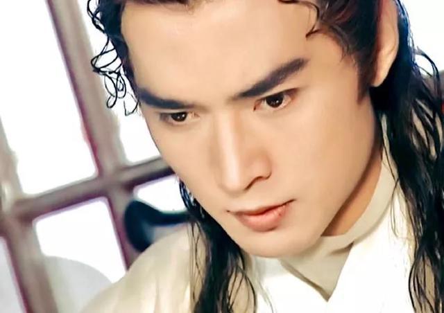 焦恩俊發文稱熬夜變老，當年他身邊的哮天犬卻越來越帥