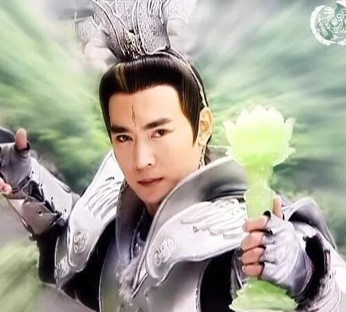 焦恩俊發文稱熬夜變老，當年他身邊的哮天犬卻越來越帥